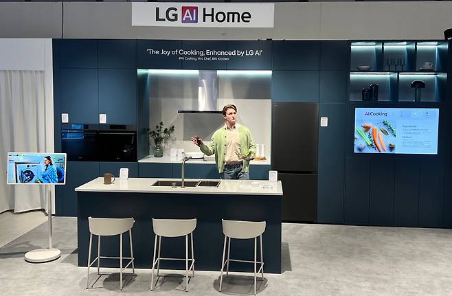 LG전자 IFA 2025 전시관에서 회사 관계자가 LG 'AI 홈'을 설명하고 있다./황민규 기자