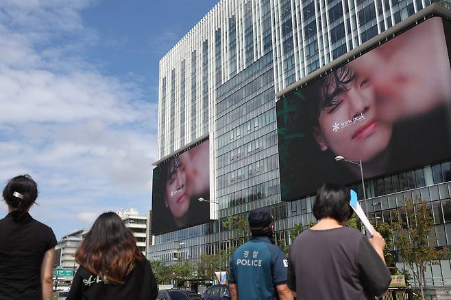 4일 광화문광장 KT WEST 빌딩에 설치된 대형 전광판에 광고가 표시돼 있다. /연합뉴스