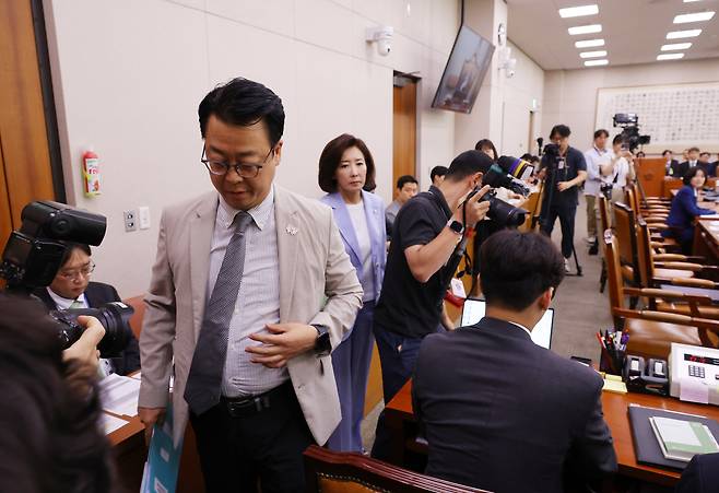 5일 서울 여의도 국회에서 열린 법제사법위원회 검찰 개혁 입법청문회에서 국민의힘 간사 곽규택 의원(왼쪽)과 나경원 의원 등 법사위원들이 증인채택 등에 반발해 청문회장을 떠나고 있다./연합뉴스