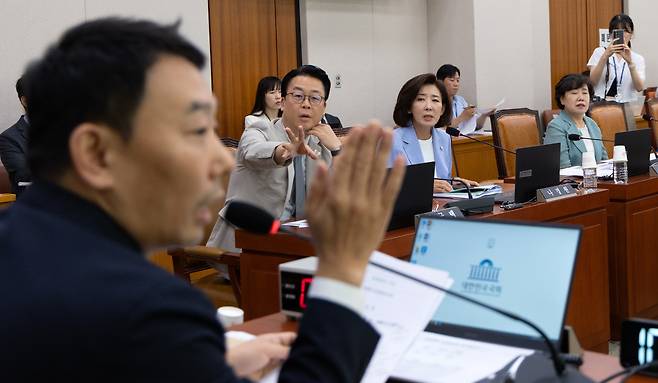 5일 서울 여의도 국회에서 열린 제429회 국회(정기회) 법제사법위원회 검찰 개혁 입법청문회에서 국민의힘 의원들이 김용민 제1소위원장에게 항의하고 있다./뉴스1