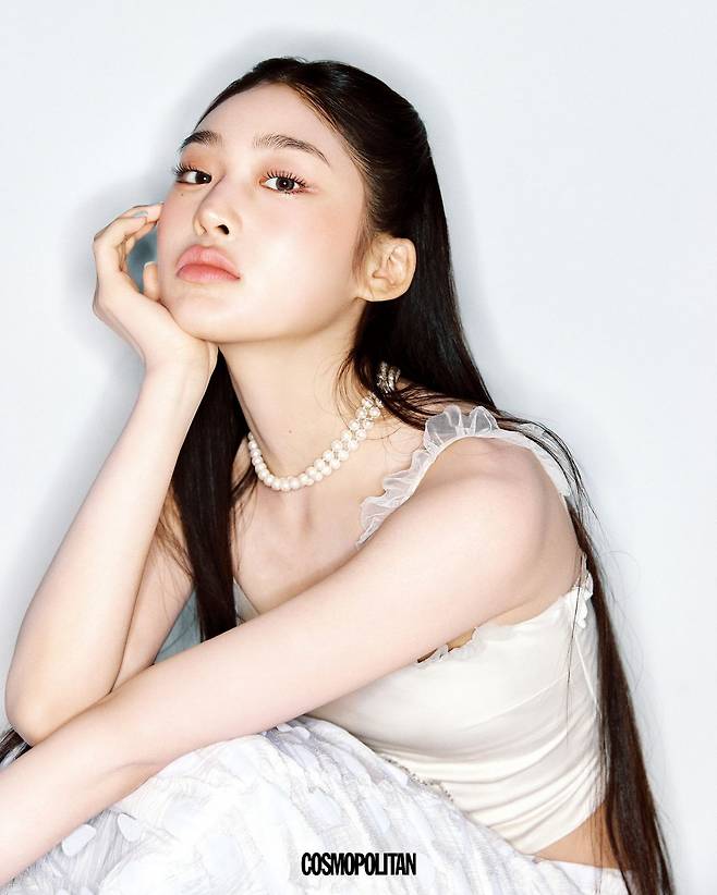 (베니)톱 Moonmoi. 스커트 Bmuet(te). 목걸이 Vivienne Westwood.