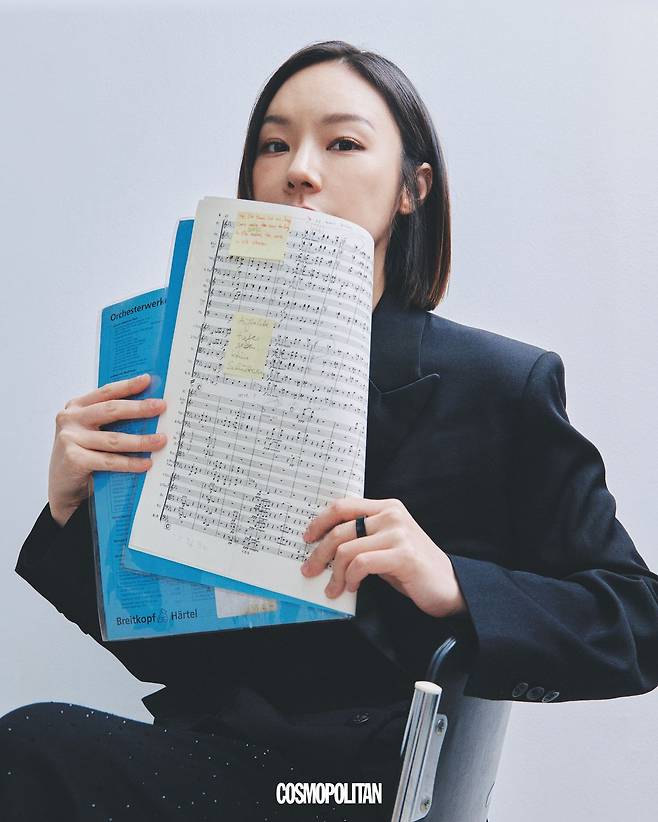 블레이저, 팬츠 모두 Golden Goose.