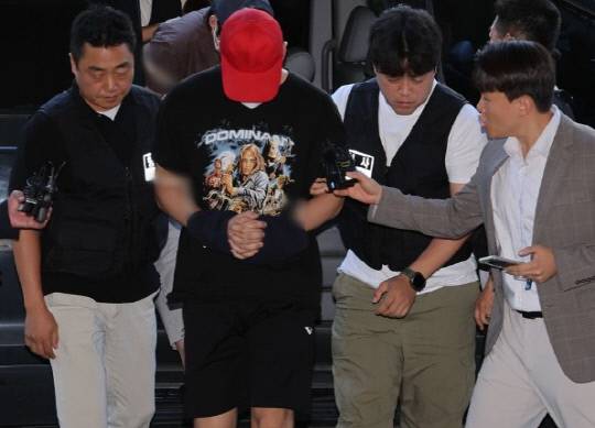 서울 서대문구 한 초등학교 인근에서 아동을 납치하려 한 20대 남성 일당이 5일 서울 마포구 서울서부지방법원에서 열린 구속 전 피의자 심문(영장실질심사)에 출석하고 있다. 연합뉴스