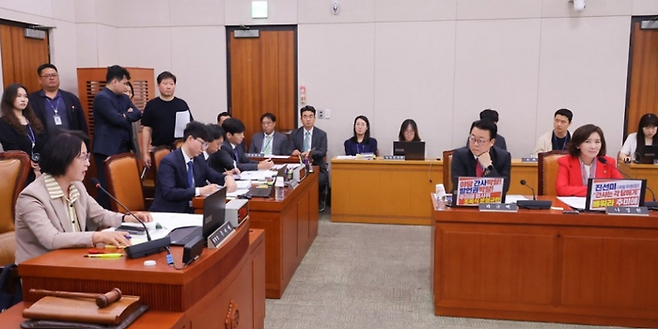 추미애 법제사법위원회 위원장이 4일 국회에서 열린 법제사법위원회 전체회의에서 발언하고 있다. ⓒ연합뉴스