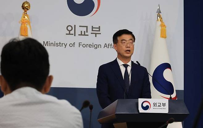 외교부 이재웅 대변인이 5일 서울 외교부 청사에서 미국 당국의 한국 기업 공장 단속에 대해 브리핑하고 있다. 이 대변인은 "미국의 법 집행 과정에서 우리 투자업체의 경제활동과 우리 국민의 권익이 부당하게 침해돼서는 안 될 것"이라고 말했다. ⓒ연합뉴스