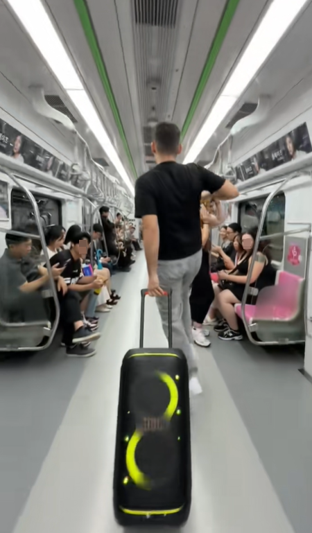 서울 지하철에서 외국인 틱톡 이용자가 대형 스피커로 르세라핌 노래를 틀고 지하철을 활보하는 모습. [틱톡 @shayanparstv 캡처]