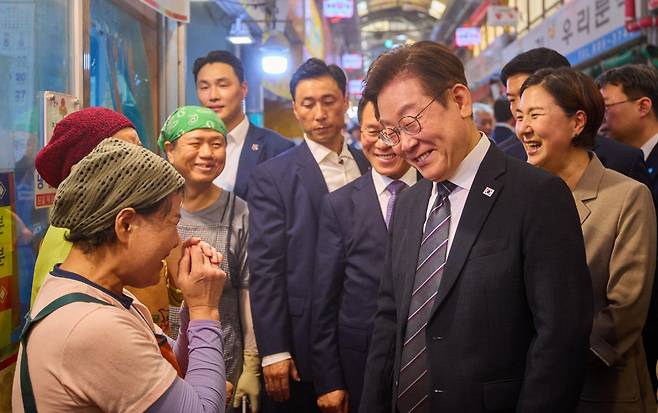 이재명 대통령이 5일 인천 용현시장을 방문해 민생회복 소비쿠폰 민심 청취 등을 하며 상인들과 인사하고 있다. 대통령실 제공