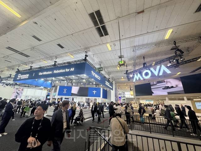 모바, 에코백스, 로보락 등 중국 브랜드 전시 부스 전경.