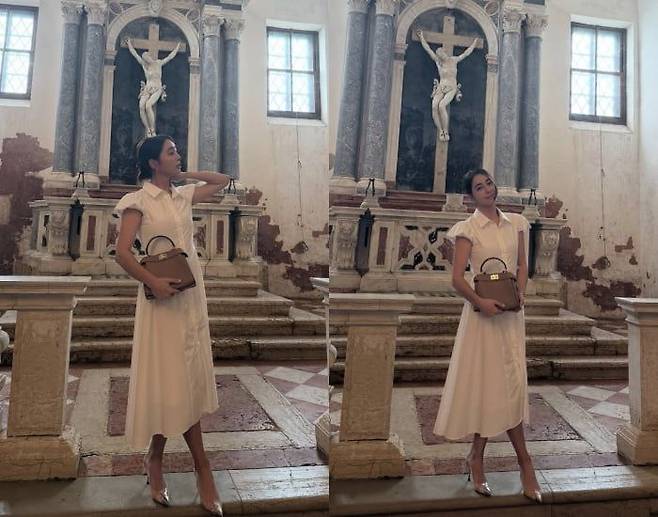 십자가 앞에서 사진을 찍은 이민정. 이민정 SNS 캡처