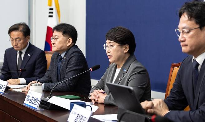 김선민 조국혁신당 대표 권한대행이 5일 서울 여의도 국회에서 열린 지도부 기자간담회에 참석해 당내 성비위 및 직장 내 괴롭힘 사건과 관련해 발언하고 있다. 뉴스1