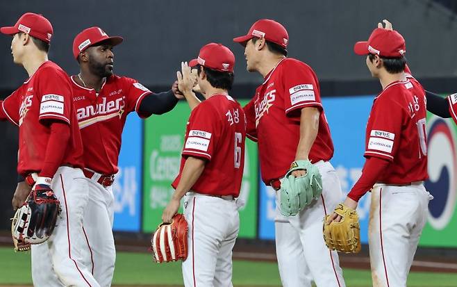 올시즌 치열한 중위권 싸움에서 3위로 치고나간 SSG 랜더스.뉴스1