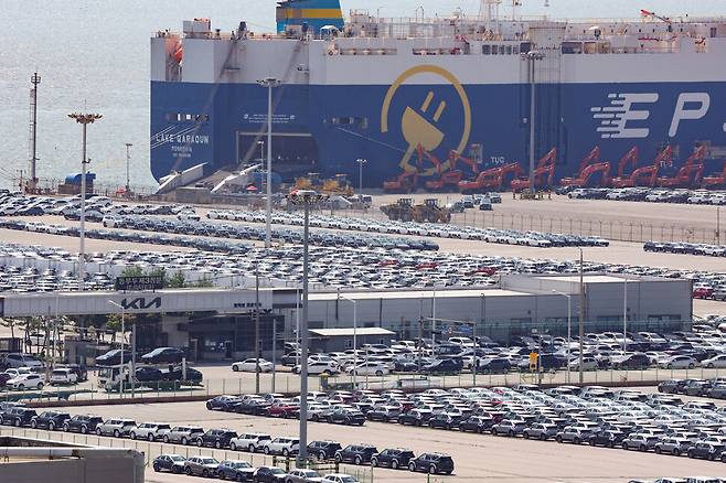 현대자동차는 미국의 관세장벽을 넘기 위해 제너럴모터스(GM)와 손잡고 북미와 중남미에 출시할 차량 5종을 공동개발하기로 했다. 2025년 7월 경기도 평택항 부근에 수출용 차들이 세워져 있다. 연합뉴스