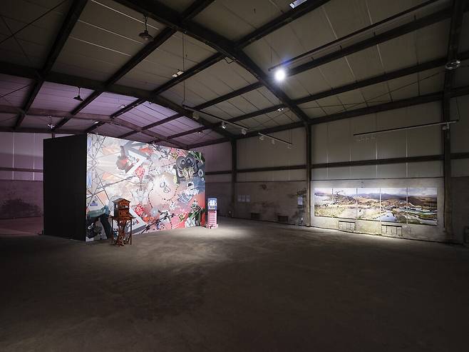 통일촌 수매창고에서 전시 중인 양혜규 작가의 ‘디엠지 비행’(왼쪽), 원성원 작가의 ‘황금털을 가진 멧돼지’(오른쪽). 경기도 제공