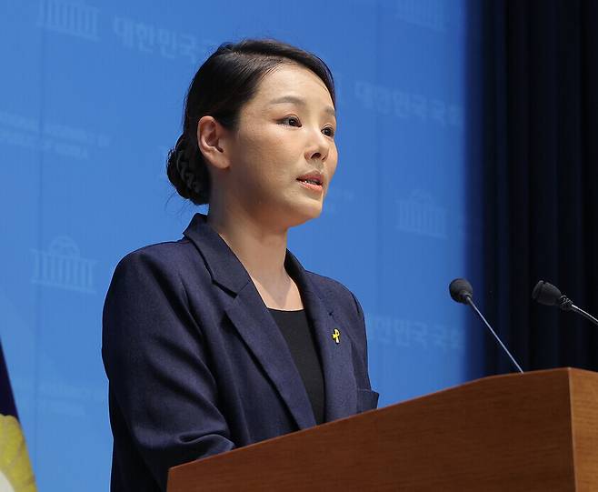 강미정 조국혁신당 대변인이 지난 4일 서울 여의도 국회 소통관에서 당내 성비위 사건과 관련한 탈당 기자회견을 하고 있다. 연합뉴스