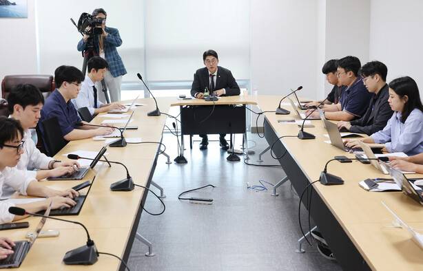 더불어민주당 언론개혁특별위원회 간사인 노종면 의원이 5일 국회 의원회관에서 기자설명회를 열어 언론중재법 개정 방향에 대해 설명하고 있다. 연합뉴스