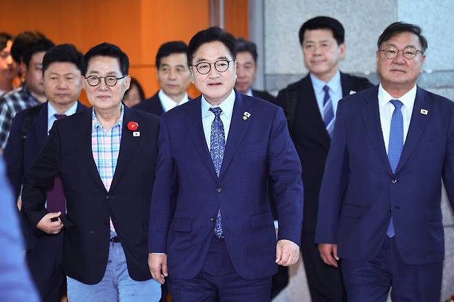 중국 베이징에서 열리는 ‘항일전쟁 및 세계 반파시스트 전쟁 승전(전승절) 80주년 열병식\'에 참석하는 우원식 국회의장(가운데)과 더불어민주당 박지원 의원(앞줄 왼쪽)의 모습. 연합뉴스