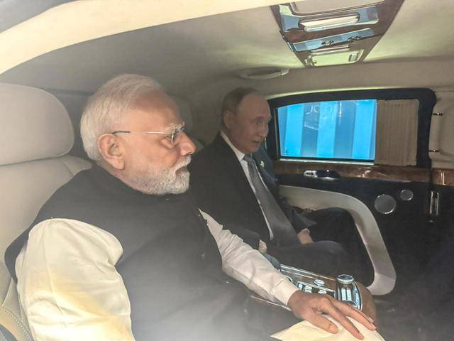 나렌드라 모디(왼쪽) 인도 총리와 블라디미르 푸틴 러시아 대통령이 중국 톈진에서 상하이협력기구(SCO) 정상회의가 열린 1일 차량에 탑승해 양자 대화를 나누고 있다. 인도 대통령실 제공.