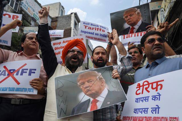 지난달 30일 인도 뉴델리에서 도널드 트럼프 미국 대통령의 관세 부과에 반대하는 시위가 열리고 있다. 인도는 미국으로부터 상호관세 25%, 러시아 석유 수입으로 인한 징벌 관세 25%를 합쳐 총 50%의 관세를 부과받고 있다. 뉴델리=EPA 연합뉴스