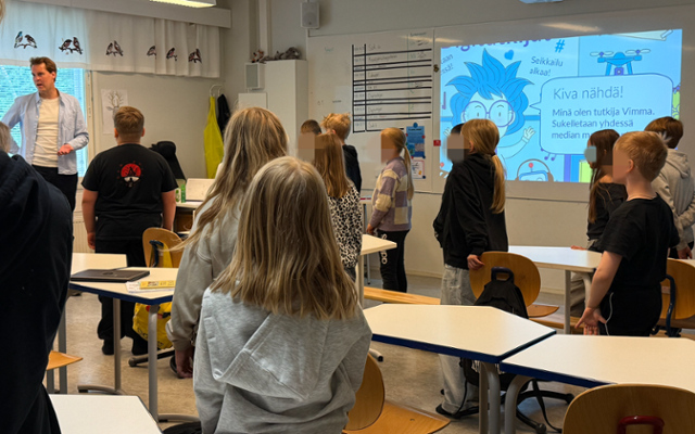 핀란드 포르나이넨시의 포르나이넨 종합학교에서 4학년 학생들을 대상으로 한 미디어 리터러시 교육이 진행되는 모습. 본격적 수업에 앞서 몸풀기 활동으로 흥미를 돋우고 있다. 포르나이넨=최은서 기자