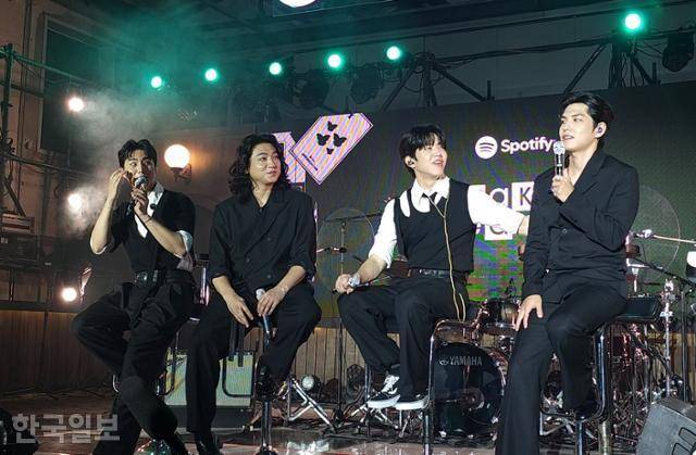 데이식스는 지난 4일 마포구 신수동 레이어스튜디오 11에서 글로벌 음원 스트리밍 플랫폼 스포티파이(Spotify)의 공연 이벤트 '스피키지 라이브(Speakeasy Live)'를 진행했다. 홍혜민 기자 hhm@hankookilbo.com