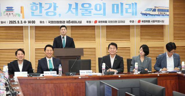 이준석(맨 왼쪽) 개혁신당 대표와 오세훈(왼쪽 두 번째) 서울시장이 3일 서울 여의도 국회의사당에서 열린 '내일이 더 기대되는 서울' 토론회에 참석해 있다. 김재섭(왼쪽 세 번째) 국민의힘 의원이 연단에 서 있고, 안철수·배현진·조정훈 의원도 동석해 있다. 뉴시스