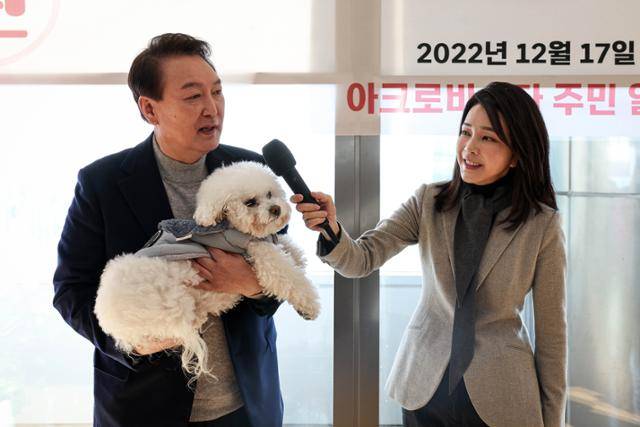 윤석열 전 대통령과 김건희 여사가 2022년 12월 반려견 써니와 함께 서울 서초동 아크로비스타 사저를 찾아 주민들에게 감사 인사를 전하고 있다. 대통령실 제공