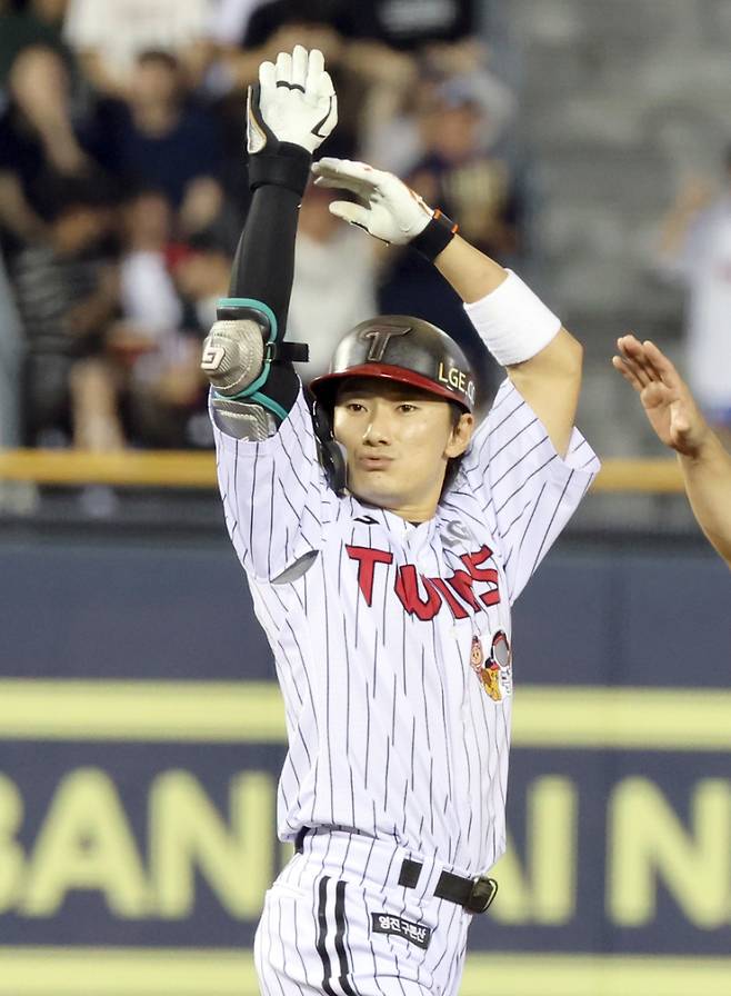 7일 오후 잠실야구장에서 열린 2025 프로야구 두산과 LG 경기. LG 신민재가 4회말 2사 만루서 주자일소 3타점 2루타를 날리고 기뻐하고 있다. 잠실=정시종 기자 capa@edaily.co.kr /2025.08.07.