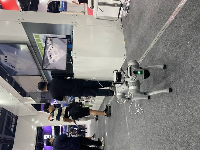 엔비디아의 코스모스 플랫폼이 연결된 로봇개. 김두용 기자&nbsp;