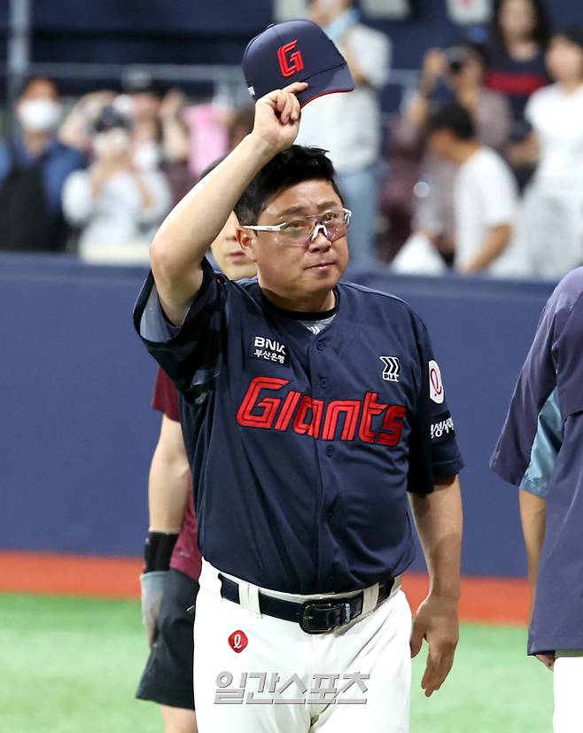 3일 오후 서울 고척 스카이돔에서 열린 2025 프로야구 롯데와 키움 경기. 롯데가 9-3 승리했다. 경기 종료 후 김태형 감독이 팬들에게 인사하고 있다. 고척=정시종 기자 /2025.08.03.