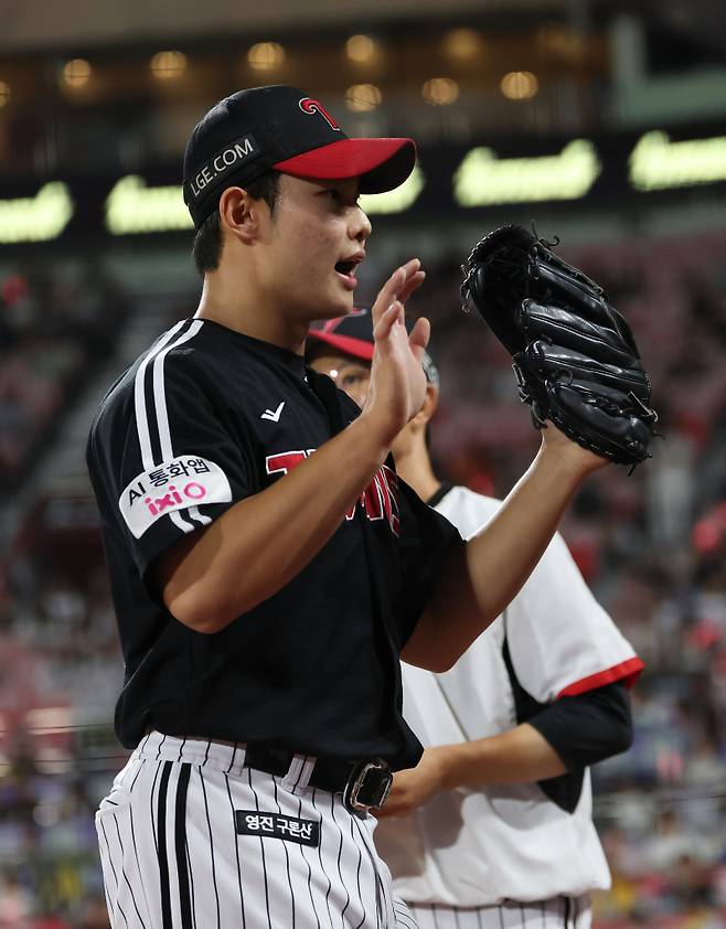 LG 김영우가 4일 수원 KT전 8회 말 수비를 마치고 더그아웃으로 들어오며 동료들의 응원을 받고 있다.&nbsp;구단 제공