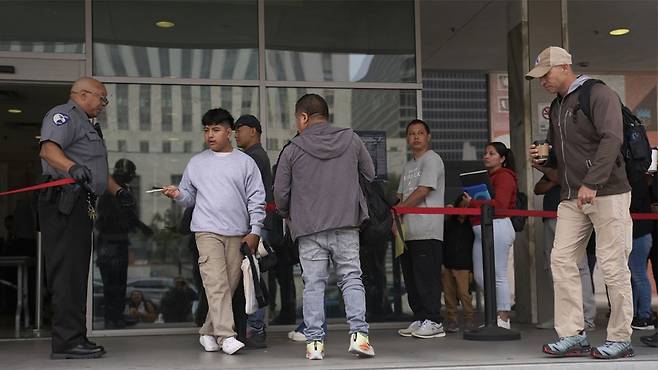 미 이민국 로스앤젤레스 사무소 앞에 줄 선 이들