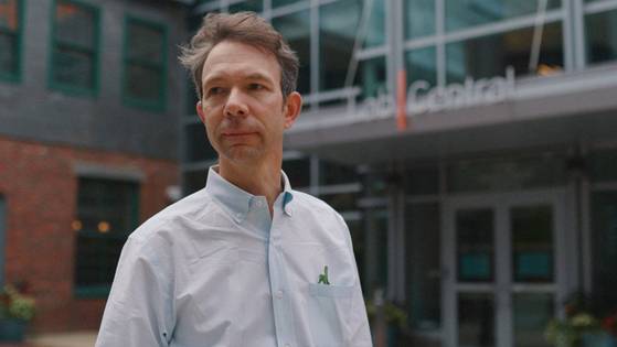 세계 바이오 산업의 허브로 떠오른 보스턴 클러스터의 심장부인 캔달스퀘어의 랩센트럴 본사 앞에선 요하네스 프루에하우프 회장. [사진 랩센트럴]