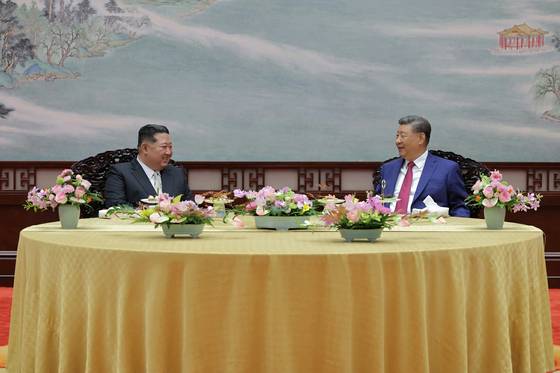 김정은 북한 국무위원장과 시진핑 국가 주석이 4일 정상회담을 마치고 연회를 진행하는 모습. 노동신문, 뉴스1