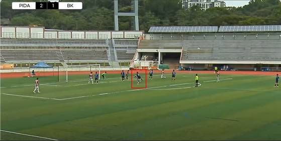 아마추어 축구 경기 도중 상대 선수 뒤통수를 가격하는 장면. 유튜브 채널 '유소년스포츠TV' 캡처