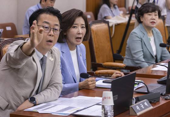 5일 국회에서 열린 법제사법위원회 법안심사1소위원회 검찰개혁 입법청문회에서 국민의힘 곽규택 의원과 나경원 의원이 현재 수사 중인 관봉권 띠지 유실 사건 등에 대한 증인 제외를 요구하며 더불어민주당 소속 김용민 소위원장과 언쟁을 벌이고 있다. 연합뉴스