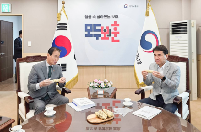 ▲ 김진태 도지사와 권오을 국가보훈부 장관이 5일 오전 서울지방보훈청에서 옥수수를 먹으면서 강원도 보훈선양사업에 이야기를 나누고 있다. 강원도 제공