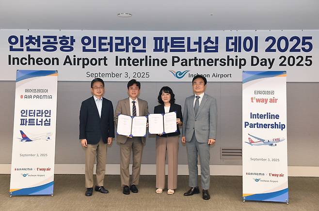 최은영 티웨이항공 마케팅 담당임원(우측에서 두 번째)과 최승규 에어프레미아 여객판매실장(좌측에서 두 번째), 이상용 인천국제공항공사 신사업본부장(우측 첫 번째), 신동익 인천국제공항공사 허브화전략처장(좌측 첫 번째)이 기념 촬영을 하고 있다./사진=티웨이항공