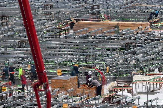 서울 시내 한 아파트 건설 현장에서 작업자들이 작업을 하고 있다. 사진=연합뉴스