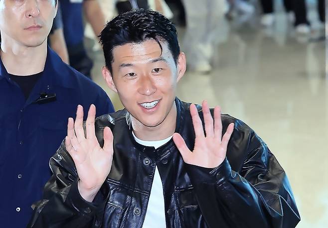 잉글랜드 프리미어 리그(EPL) 토트넘 훗스퍼와의 동행을 마친 손흥민이 8월 5일 오후 인천국제공항을 통해 출국하고 있다./사진=뉴스1