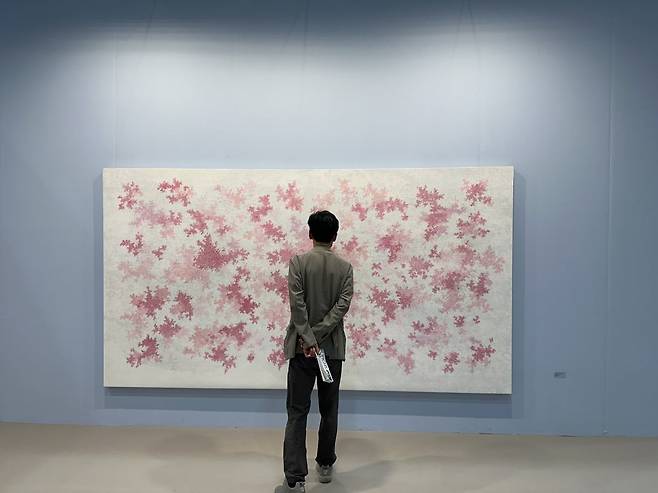 이강욱 작가의 ‘Invisible space’를 감상 중인 관람객. /강은영