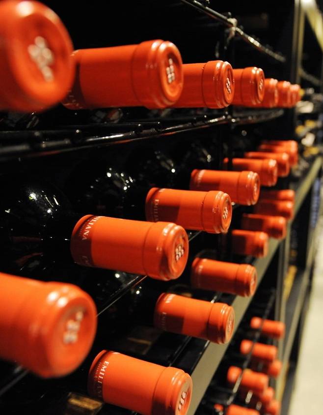 와인은 외국 술이다. 국내에서 통신판매 금지품목이기도하다. 또 대부분 와인수입사 독점 공급으로 가격 비교도 어렵다. 상황이 이렇다보니 국민 1인당 와인 소비량은 연간 2병 정도에 머물고 있다. 사진은 기사와 관련 없음.