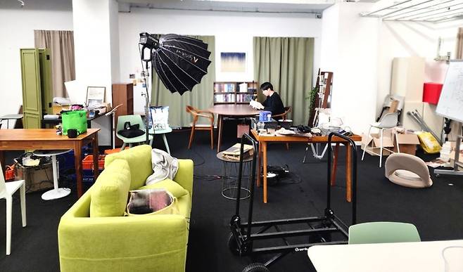 화면 밖 모습. 공간에는 네 명의 크리에이터 촬영 스튜디오가 함께 있고 각종 촬영 장비와 소품이 들어차 있다.