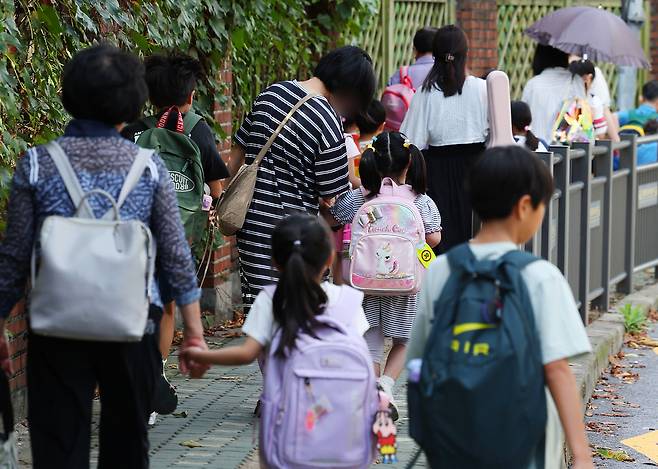 경찰이 서울 서대문구 한 초등학교 인근에서 아동을 납치하려 한 일당 3명을 붙잡았다.서울 서대문경찰서는 약취 유인 미수 혐의를 받는 3명을 긴급체포하고 이 중 2명에 대한 구속영장을 신청했다고 4일 밝혔다. 사진은 5일 오전 서울 서대문구의 한 초등학교. 연합뉴스