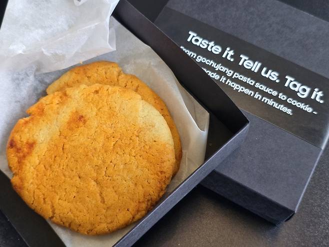 삼성전자가 4일 독일 베를린 ‘메세 베를린’에서 프레스 콘퍼런스를 열고 참석자들에게 ‘고추장 쿠키’를 선물했다. 삼성전자 제공