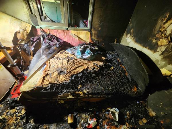 5일 새벽 부산 북구 한 여관 2층에서 발생한 화재로 50대 남성 투숙객이 숨졌다. 사진은 화재 현장. 부산소방재난본부 제공