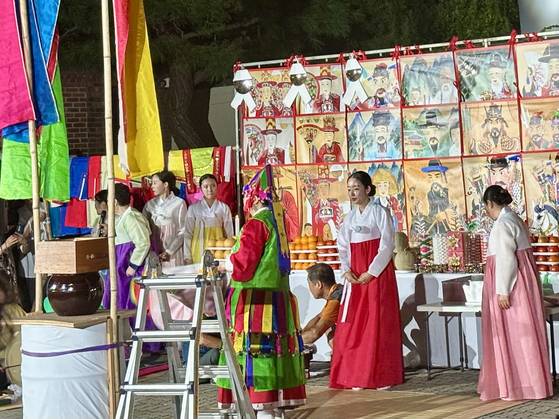 Shaman master performs rituals at Gallery Hyundai's courtyard for Samcheong Night on Sept. 4. [LEE JIAN]