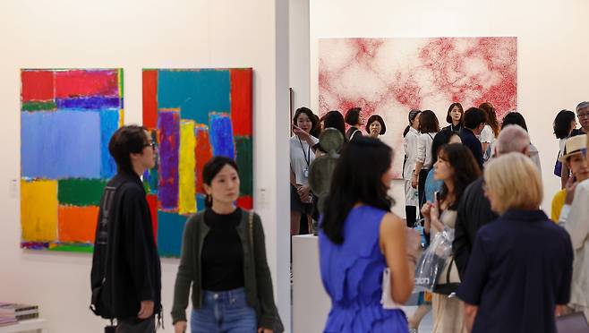 Visitors look at artwork at Frieze Seoul 2025 on Sept. 3, at Coex in Gangnam District, central Seoul. [NEWS1]