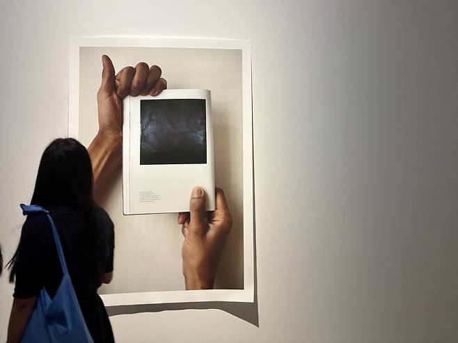 A visitor views Jimmy Robert's exhibition at Barakat Contemporary on Sept. 4. [LEE JIAN]