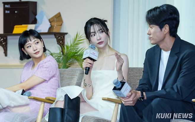 배우 김고은(왼쪽부터), 박지현, 조영민 감독이 5일 서울 중구 엠베서더 서울 풀만 호텔에서 열린 넷플릭스 시리즈 ‘은중과 상연’ 제작발표회에서 취재진의 질문에 답하고 있다.