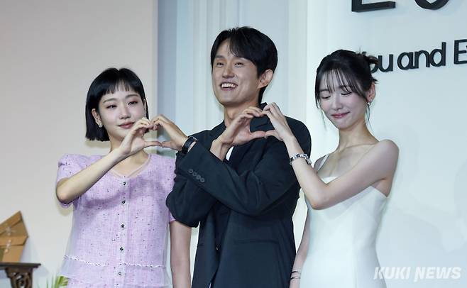 배우 김고은(왼쪽부터), 조영민 감독, 박지현이 5일 서울 중구 엠베서더 서울 풀만 호텔에서 열린 넷플릭스 시리즈 ‘은중과 상연’ 제작발표회에서 포즈를 취하고 있다.